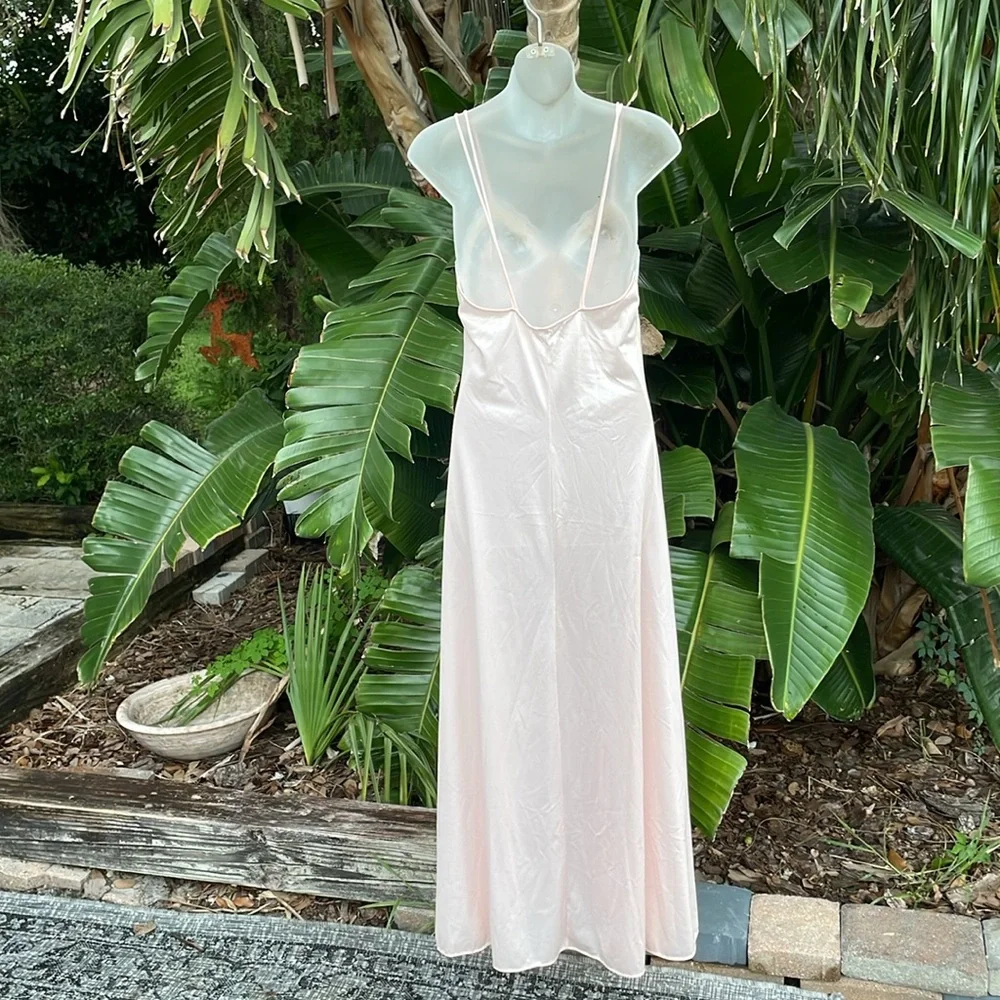 Vintage nylon slip dress with lace trim bodice and bow - Picture 4 of 7